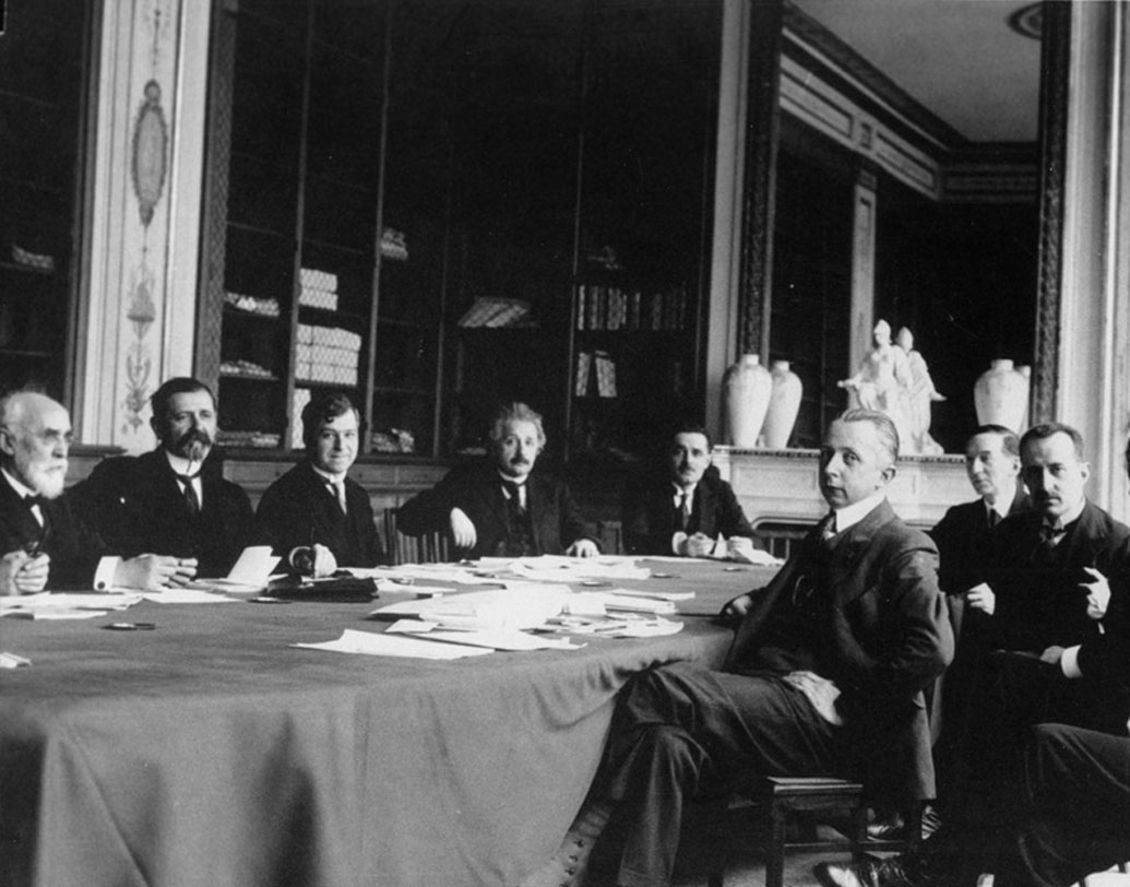 অ্যালবার্টের মা পাওলিনে কিন্তু মিলেভাকে একেবারেই পছন্দ করেননি। দীর্ঘ টানাপড়েনের পড়ে তাঁদের বিয়ে হয়। কিন্তু তার আগেই মিলেভা ও আইনস্টাইনের একটা কন্যা সন্তান হয়। বিয়ের পর আরও দুই ছেলে হয় তাঁদের। কিন্তু তত দিনে তাঁদের প্রেমের সম্পর্কেও ফাটল ধরেছে। তাঁরা তখন দু’জনে প্রাগ শহরে বাস করতেন।