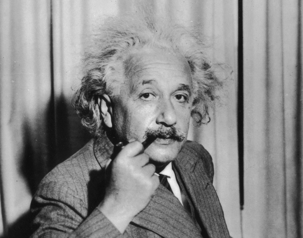 ১৯৩৩ সালে পরিস্থিতির শিকার হয়ে আইনস্টাইনকে আমেরিকায় চলে যেতে হয়েছিল। তিনি চেয়েছিলেন, দুই ছেলেও যাতে তাঁর কাছে আমেরিকায় চলে আসেন। কিন্তু ছেলেকে তিনি নিজের কাছে নিয়ে যেতে পারেননি। ছেলের এই করুণ পরিস্থিতি একেবারেই মানতে পারছিলেন না অ্যালবার্ট। মানসিক ভাবে বিধ্বস্ত হয়ে পড়েছিলেন।