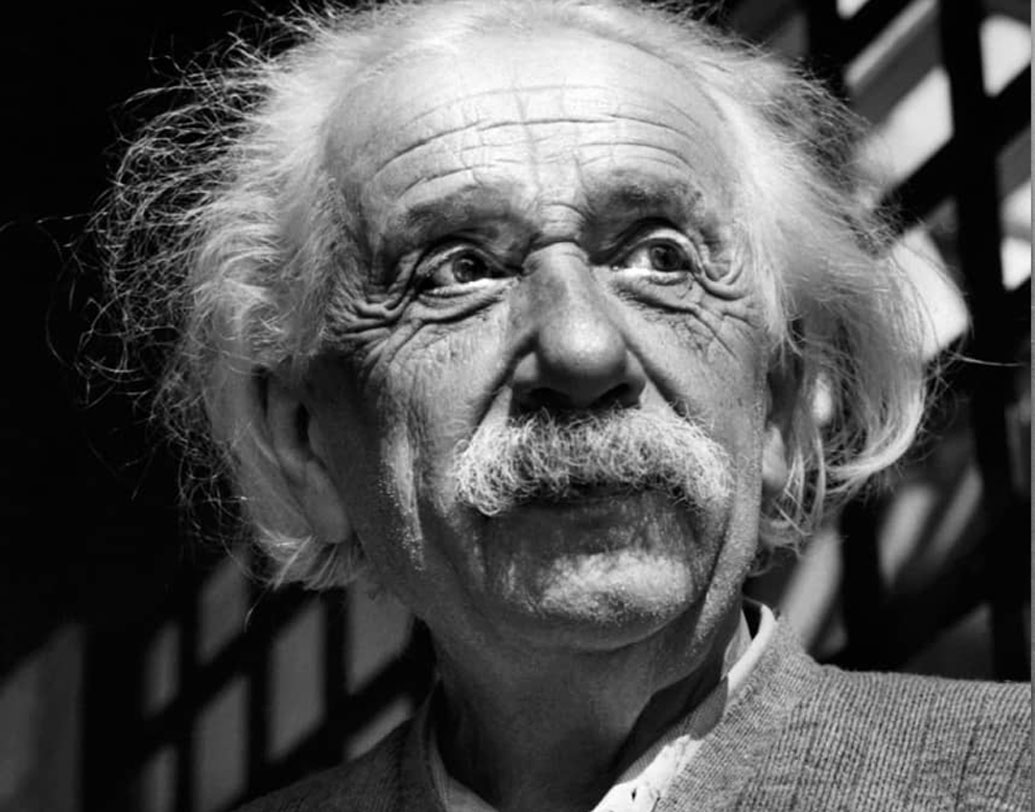 হঠাৎ হঠাৎই কাগজ কলম নিয়ে বিশ্বের রহস্যমোচনে ব্যস্ত হতেন অ্যালবার্ট। ছেলের যন্ত্রণা বুকে নিয়ে ১৯৫৫ সালে ৭৬ বছর বয়সে কাজ করতে করতেই মৃত্যু হয় আইনস্টাইনের। তার ১০ বছর পর ১৯৬৫ সালে ওই মানসিক হাসপাতালেই হৃদরোগে আক্রান্ত হয়ে মারা যান ৫৫ বছরের এডুয়ার্ড।