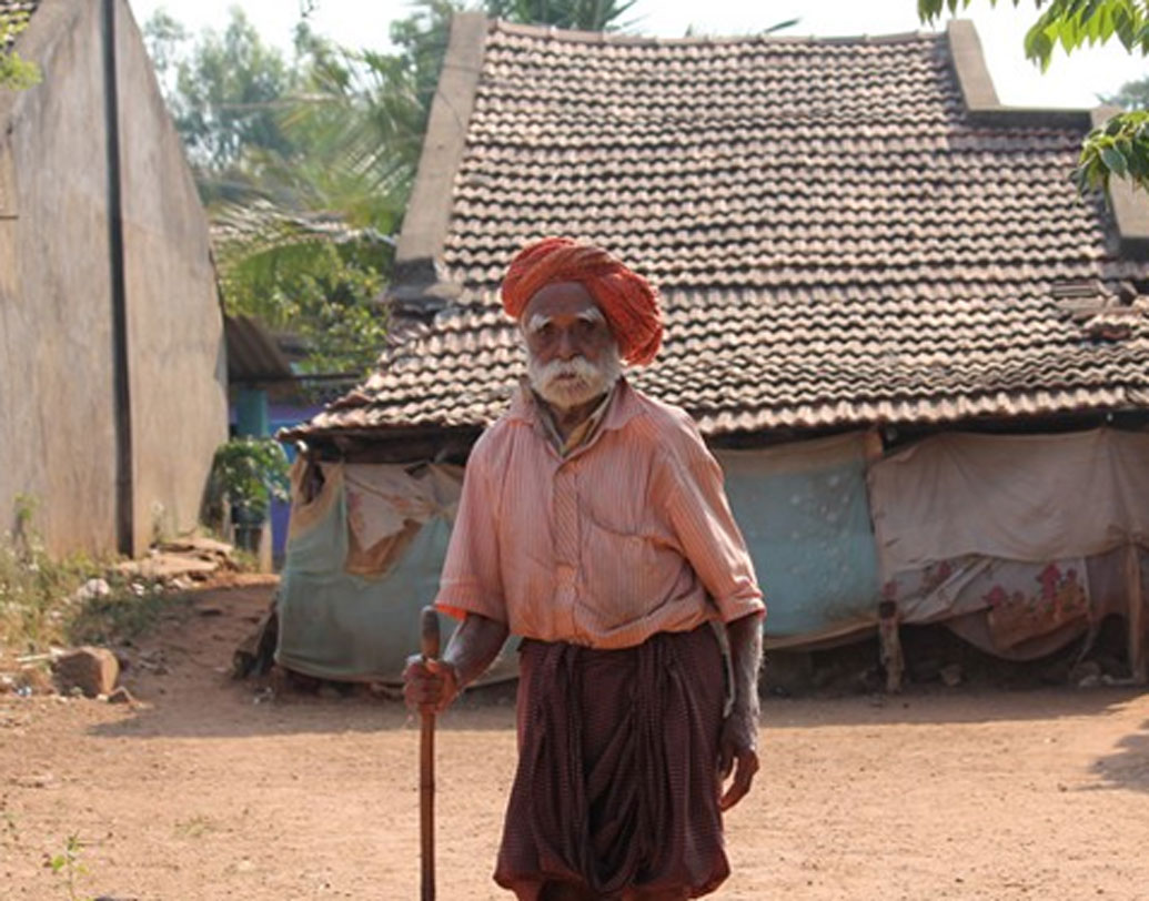 কিন্তু ১৯৭০ সালে কর্নাটক সরকার পাখি শিকার নিষিদ্ধ করে দেয়। পাখি শিকার আটকাতে তাঁদের জঙ্গল থেকে সরিয়ে দেয় প্রশাসন। তাঁদের জন্য আলাদা বসতি স্থাপন করা হয় প্রশাসন থেকেই। এর পর থেকেই ভদ্রপুর গ্রামে তাঁদের বাস।