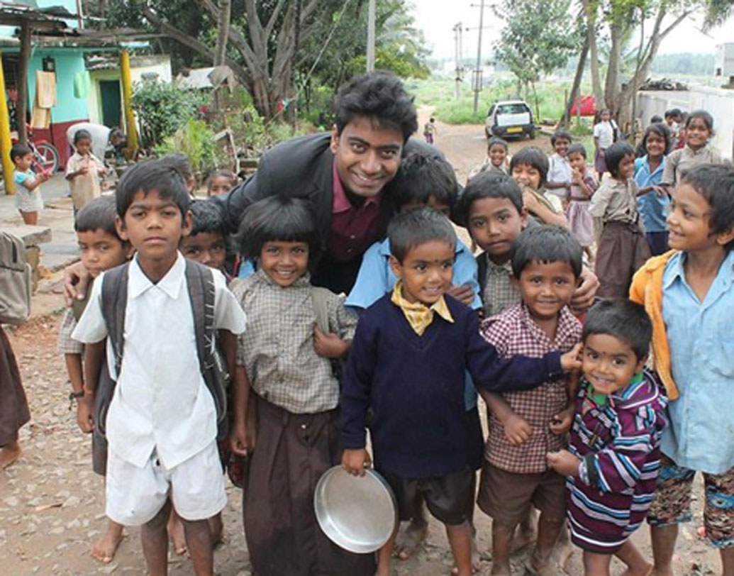 আশেপাশে মানুষদের সঙ্গে মিলেমিশে থাকতে থাকতে ক্রমে তাঁদের মধ্যে আধুনিক চিন্তাধারা গড়ে উঠেছে। হাক্কি পিক্কিদের অনেকেই এখন গ্রামের সরকারি স্কুলে ভর্তি হয়েছেন। কেউ কেউ চাকরি করতে গ্রাম ছেড়ে শহরে চলেও গিয়েছেন। তবে এখনও বেশির ভাগের মন পড়ে রয়েছে সেই জঙ্গলেই। সেই জীবনটাই এখনও তাঁদের কাছে সুন্দর।