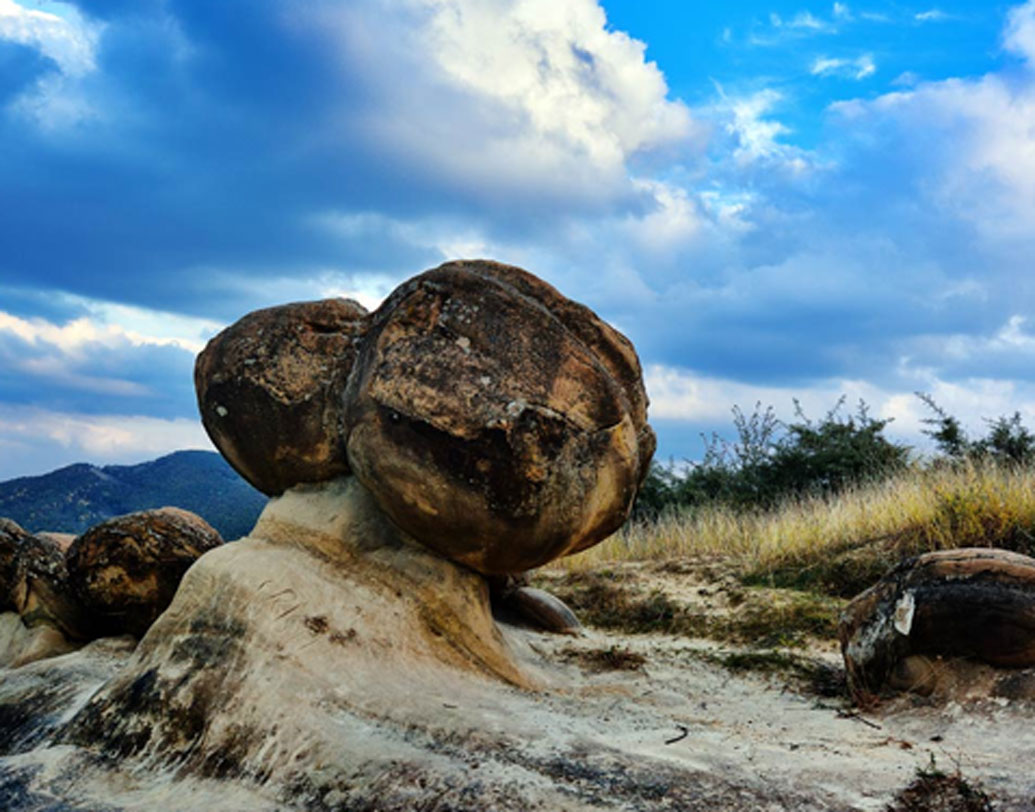এই হাক্কি পিক্কি জনজাতিদের মধ্যেই নামকরণের অদ্ভুত রীতি প্রচলিত। সন্তান জন্মের পর তার মুখ দেখে প্রথমেই যা মনে আসবে বাবার, সন্তানের নাম সেটাই হবে। নামকরণের অদ্ভুত এই রীতি যুগ যুগ ধরে রয়েছে হাক্কি পিক্কিদের মধ্যে।