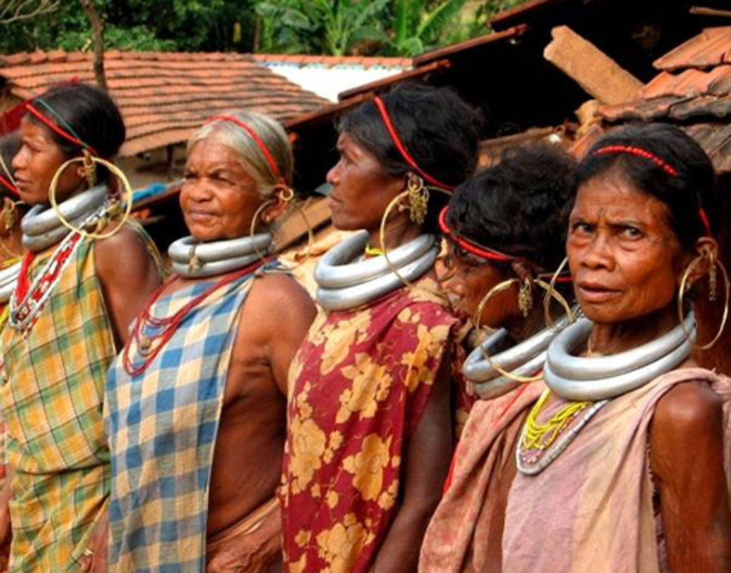 শিকারই ছিল জীবন ধারণের মূল অবলম্বন। তাই আগে বিভিন্ন শিকারিদের নামেই নাম রাখা হত সন্তানদের। নাম দেওয়া হত প্রাণী, গাছ, ফুল-ফল দিয়ে। এখনও প্রতিটা পরিবারে নামকরণের সেই রীতিই চলে আসছে।