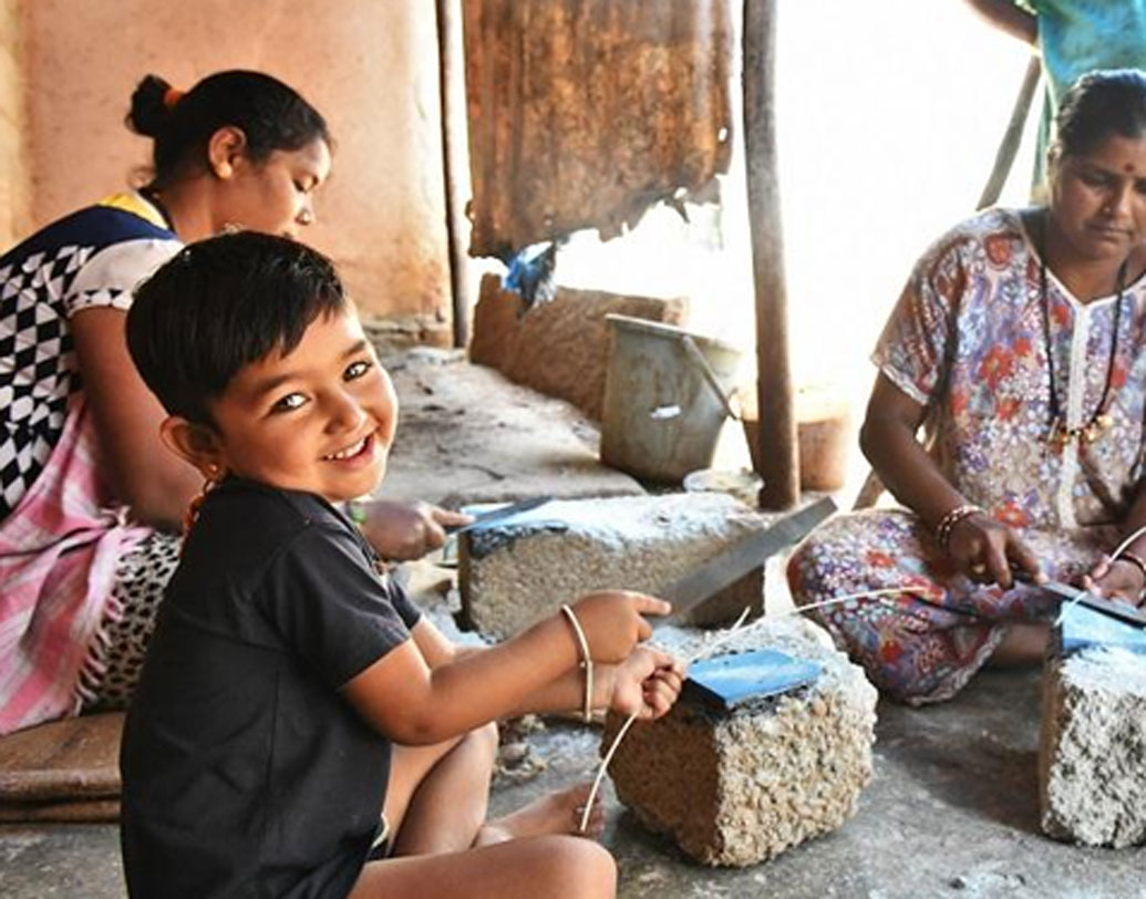 তবে এখন যেহেতু তাঁরা শহুরে মানুষদের সংস্পর্শে এসেছেন, বাইরের দুনিয়া নিয়ে অনেক বেশি খোঁজ খবর রাখেন, তাই নামকরণের ধরনও কিছুটা পাল্টেছে। যেমন এখন প্রাণী, ফুল, ফলের বদলে সেলব্রিটিদের নাম, খাবারের নাম এমনকি রাজনীতিকদের নামও রাখা হচ্ছে।