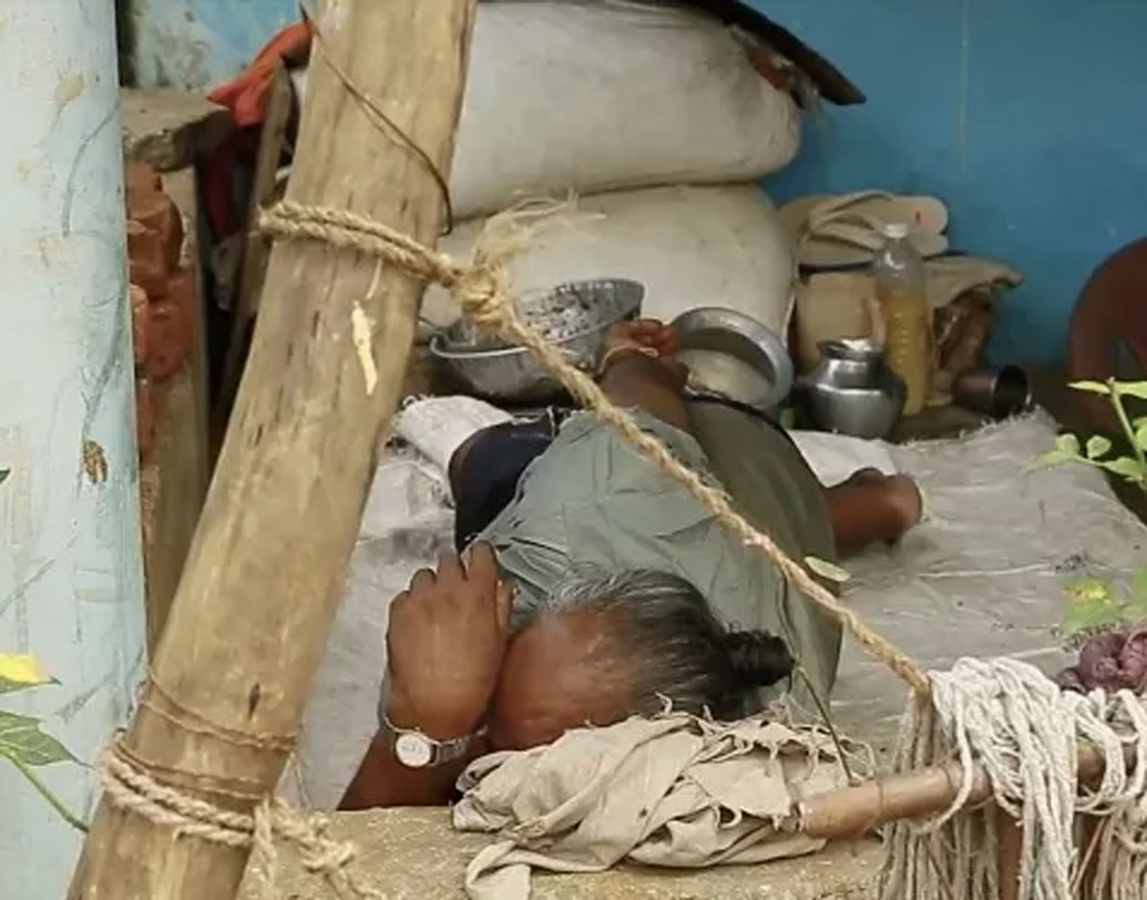 গুগল, হাইকোর্ট, ডলার, সুগার, কফি, মিলিটারি, সুপ্রিম কোর্ট, কংগ্রেস, ঘাস এমনকি আমেরিকা, উত্তর কোরিয়া, দক্ষিণ কোরিয়া, জাপানের মতো দেশের নামেও সন্তানদের নামকরণ হয়েছে এই গ্রামে। অমিতাভ, সলমনের মতো সেলিব্রিটির ‘জন্ম’ যেমন এই গ্রামে হয়েছে, রয়েছে প্রচুর বিদেশি সেলিব্রিটিও। তবে কয়েক বছর আগে আমেরিকা, জাপানের মৃত্যু হয়েছে। ছবিতে যাঁকে দেখা যাচ্ছে তিনি গভর্নমেন্ট।