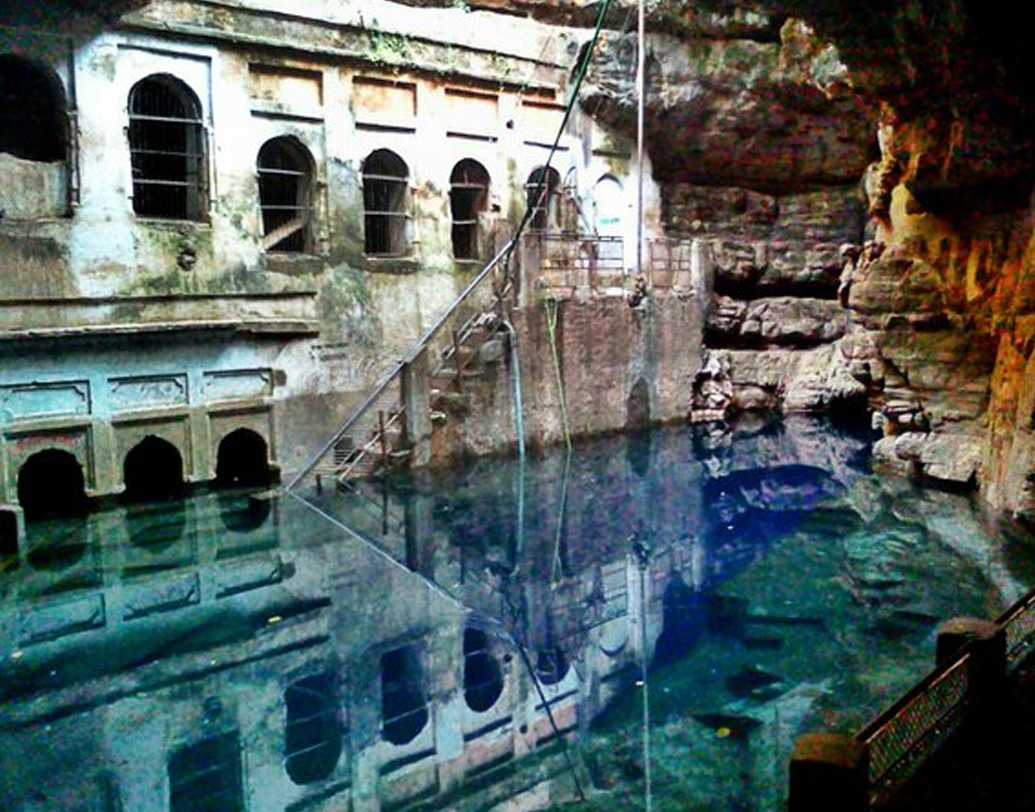 ভীমকুণ্ডের আরও একটা বিশেষত্ব আছে। দাবি করা হয়, এর সঠিক গভীরতা এখনও পর্যন্ত কেউ মাপতে সক্ষম হননি। স্থানীয় প্রশাসন তো বটেই, বিদেশি বৈজ্ঞানিকদের একটি দলও ব্যর্থ হয় এই অভিযানে।