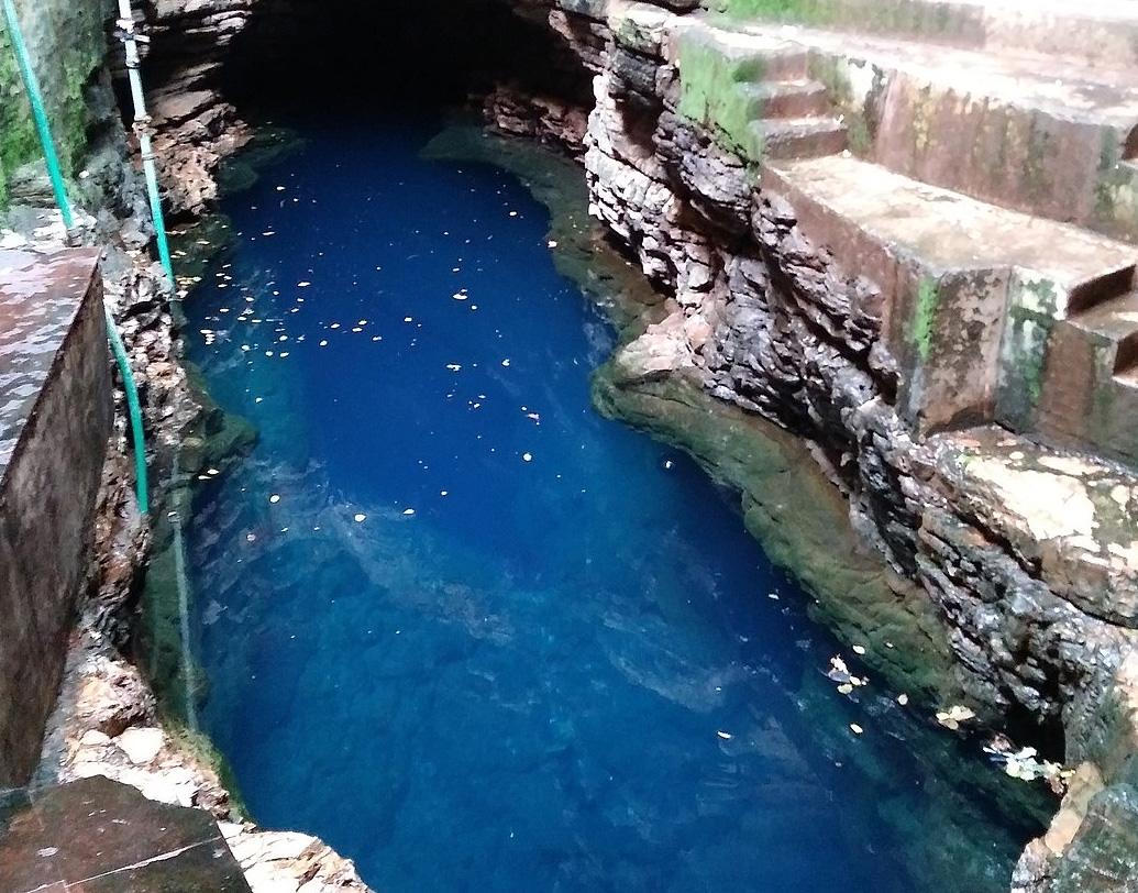 ছতরপুর জেলা কার্যালয় থেকে ৭৭ কিলোমিটার দূরে ঘন জঙ্গলে ভীমকুণ্ডের জলে সূর্যের আলো পড়লেই জলের রং নীল দেখায় এবং ঝকঝক করে। এই বিশেষত্বের জন্যই ভীমকুণ্ডের আর এক নাম নীলকুণ্ড। পুরাণে উল্লিখিত নীলকুণ্ডের সঙ্গে নাকি এর মিলও খুঁজে পাওয়া যায়।