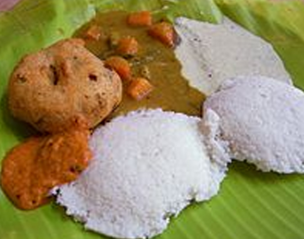 এই ইডলি-যজ্ঞে রোজ তাঁকে সাহায্য করেন নাতবৌ আরতি। প্রতিদিন সকাল ছ’টায় তাঁর দোকান খোলে। ক্রেতা আসতে থাকেন সাতটা থেকে। দোকান চলে যত ক্ষণ ইডলির কাঁচামাল, সম্বর আর চাটনি থাকে।  (প্রতীকী ছবি)