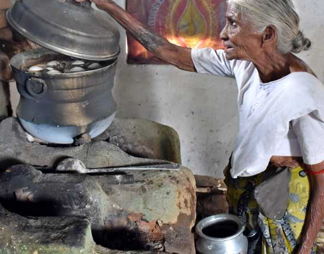 মূলত সমাজের পিছিয়ে পড়া মানুষ তাঁর ইডলির ক্রেতা। তাঁদের পাতে গরম গরম ইডলি পরিবেশন করাতেই পূণ্য খুঁজে পান এই বৃদ্ধা।