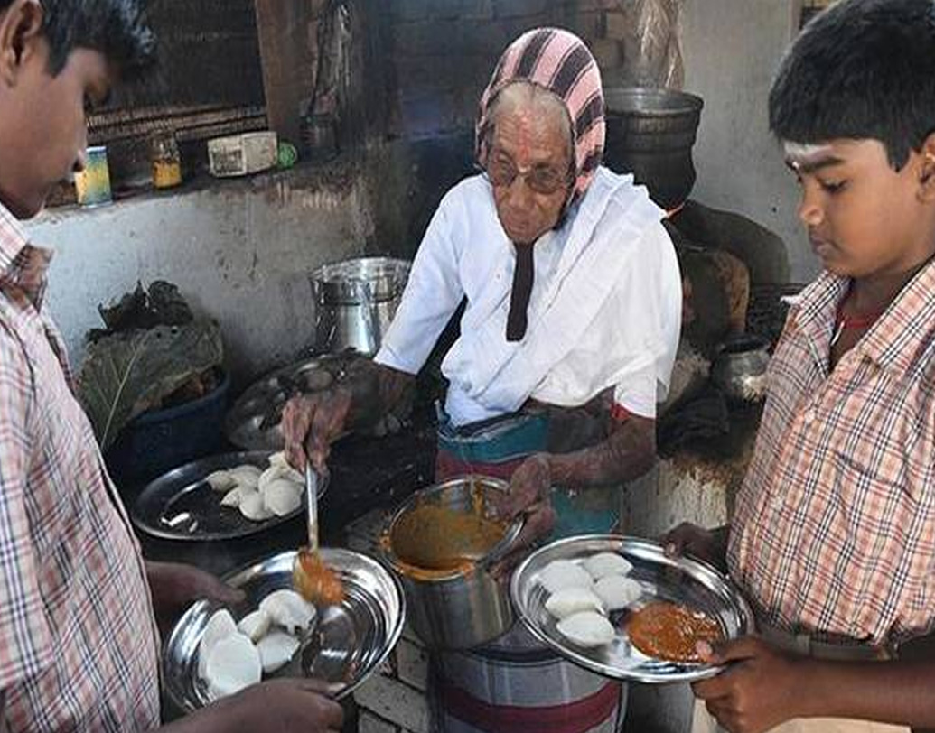 ক্রেতারা ভেবেই পান না কী করে এই বৃদ্ধা আজকের দিনে মাত্র এক টাকায় এক প্লেট ইডলি বিক্রি করতে পারেন! কমলাথলের কাছেপিঠে অনেকেই শুরু করেছেন ইডলি বিক্রি। তাঁরা কেউ তাঁর ধার্য মূল্যের ধারেকাছে পৌঁছতে পারেননি। ফলে ভাগ বসানো যায়নি কমলাথলের ক্রেতা-সংখ্যাতেও।