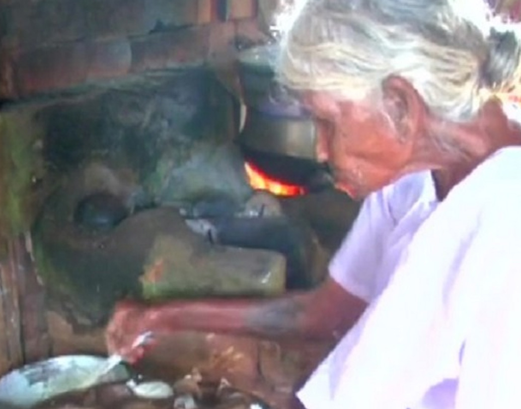 সম্প্রতি কমলাথলের কথা ছড়িয়ে পড়েছে সোশ্যাল মিডিয়ায়। তাঁর জন্য উদ্যোগী হয়ে টুইট করেছেন শিল্পপতি আনন্দ মাহিন্দ্রা। আবেদন করেছেন বৃদ্ধা ইডলি বিক্রেতাকে একটা এলপিজি-র বন্দোবস্ত করে দেওয়া হোক।