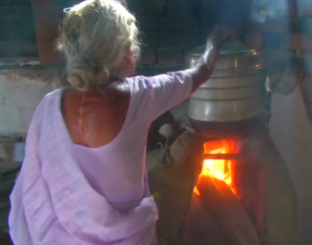 বৃদ্ধা জানিয়েছেন, পরিশ্রমী দরিদ্র মানুষ যখন তাঁর দোকানের ইডলির প্রশংসা করেন, সেটাই তাঁর কাছে সবথেকে বড় পুরস্কার।
(ছবি : সোশ্যাল মিডিয়া)