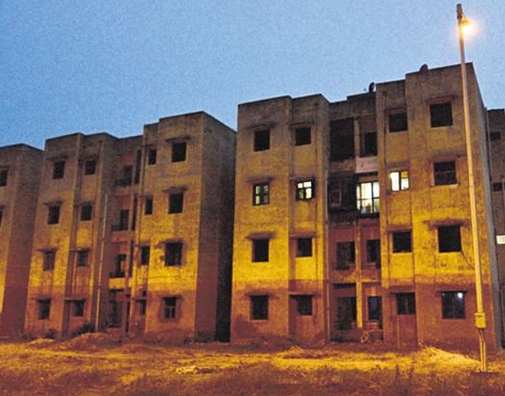 কোনও সিনেমার সেট নয়। এটা ভারতেরই এক শহর। গ্রেটার নয়ডা। উত্তরপ্রদেশের এই শহরের ভিতরেই যেন গজিয়ে উঠেছে সম্পূর্ণ বিপরীতধর্মী আর এক শহর, ভুতুড়ে শহর।