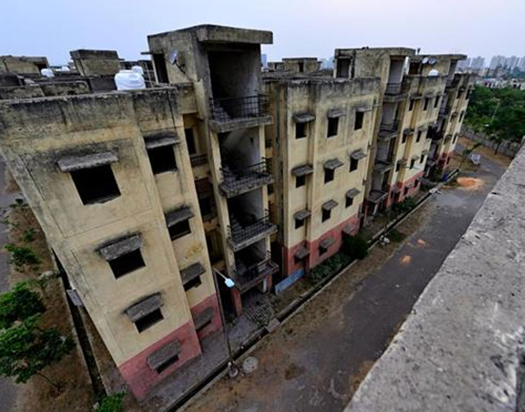 ভুতুড়ে কারণ, এখানে কোনও মানুষের বাস নেই। শুধু কংক্রিটের দেওয়াল আর জঙ্গল। আর এই পরিত্যক্ত কংক্রিটের জঙ্গলটা এতটাই বড় এলাকা জুড়ে রয়েছে যে, একে যে কোনও ছোটখাটো শহরের সঙ্গে তুলনা করা যায়। কিন্তু কী ভাবে তৈরি হল এই ‘ভুতুড়ে শহর’?