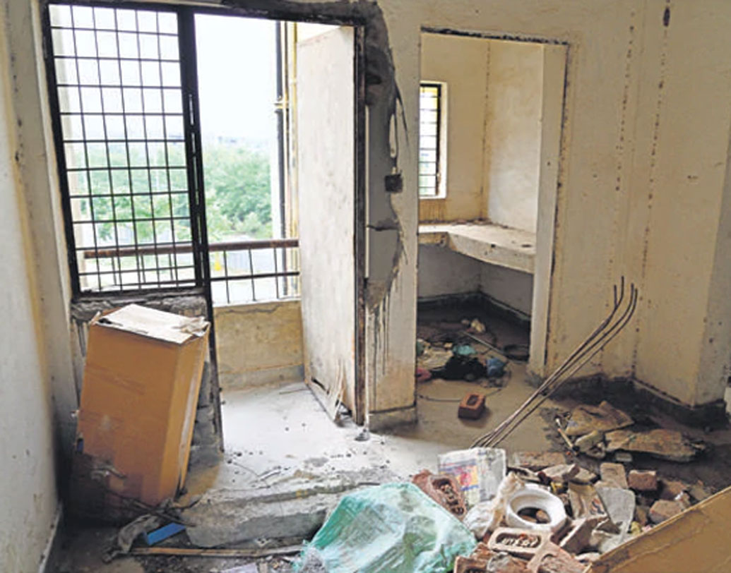 এই আবাসনগুলির কাজ শুরু হয়েছিল এক সঙ্গে। আবাসনগিলুর কোনওটা ৬ বছরের পুরনো, কোনওটা ১০ বছরের পুরনো। কিন্তু কোনওটাই আর সম্পূর্ণ হয়নি।