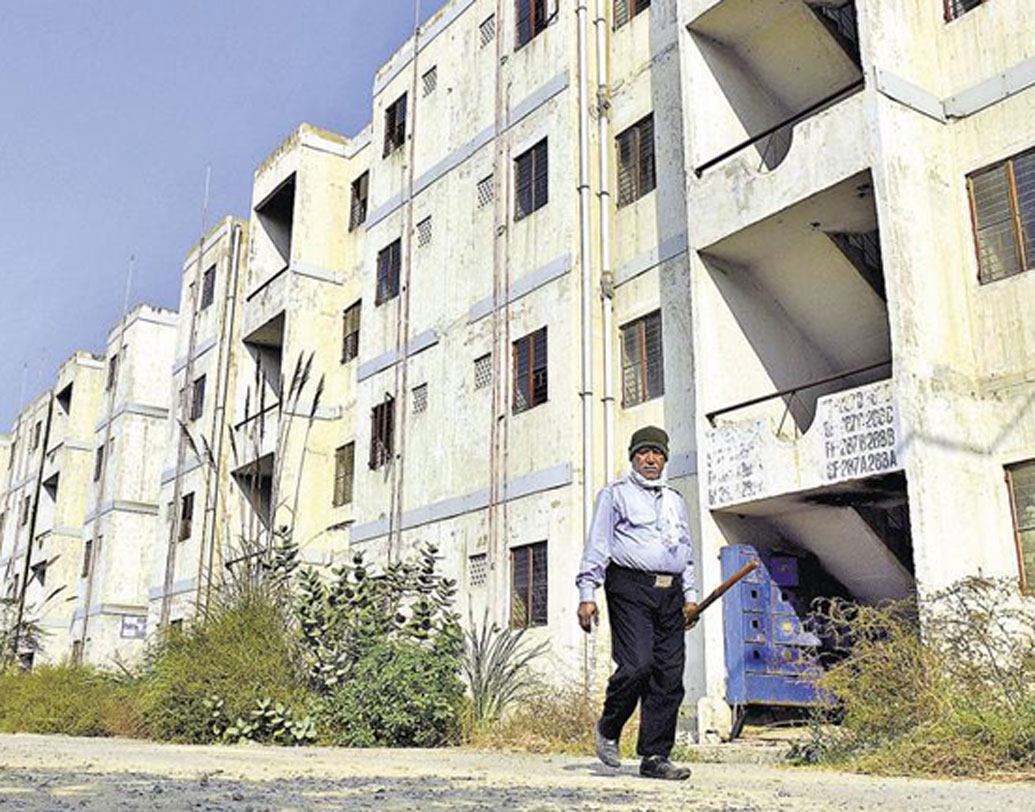 প্রকল্পগুলো সম্পূর্ণ হওয়ার আগেই কাজ থেমে গিয়েছে। বেআইনি ভাবে আবাসন তৈরি করার জন্য কোনও বিল্ডারের জেল হয়েছে, তো কোনও বিল্ডার খরচ জোগাতে না পেরে মাঝ পথেই প্রকল্প ছেড়ে গা ঢাকা দিয়েছেন।