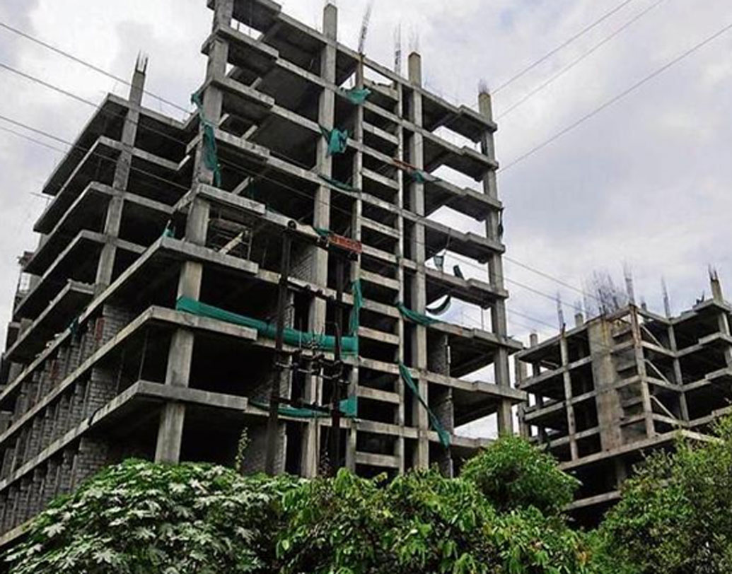 এখনও পর্যন্ত যা তথ্য সামনে উঠে এসেছে, তাতে এমন পরিত্যক্ত ১০০টা আবাসনের খোঁজ পেয়েছে উত্তরপ্রদেশ রিয়েল এস্টেট রেগুলেটরি অথরিটি।