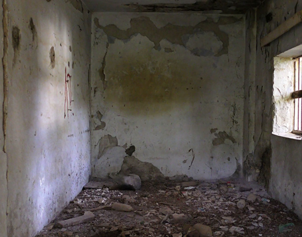 সমস্যাটা আসলে অন্য জায়গায়। এই আবাসনগুলো তৈরির সময় গ্রেটার নয়ডা, নয়ডা এবং যমুনা এক্সপ্রেসওয়ে ইন্ডাস্ট্রিয়াল ডেভেলপমেন্ট অথোরিটি বিল্ডিং ম্যাপে সম্মতি দিয়েছিল। কিন্তু এর মেয়াদ ছিল ৫ বছর।