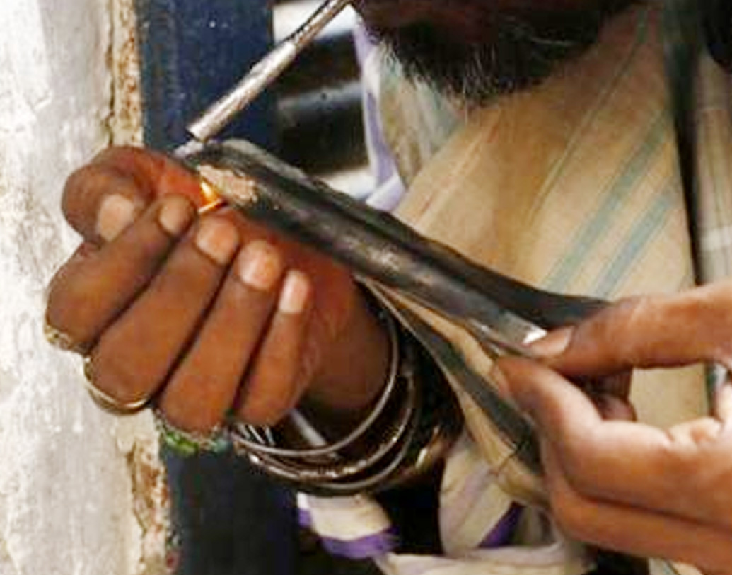 কিন্তু যে কারণে পর্তুগালে আসা, সেটাই করতে পারেনি সে। হন্যে হয়ে কাজ খুঁজে বেরিয়েও শেষমেশ হতোদ্যম হতে হয় তাকে। আর এই হতাশা থেকে ধীরে ধীরে নেশার জগত এবং সেখান থেকে অপরাধ জগতে নাম লেখায় সে। প্রতীকী ছবি।