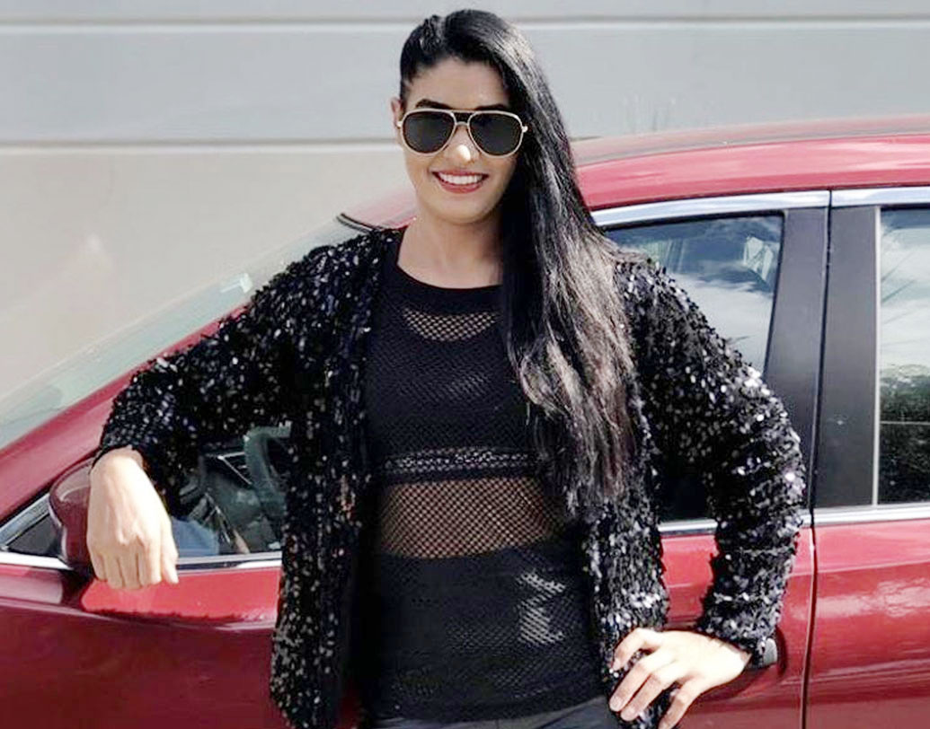 ইনি আসলে একজন কুস্তিগীর। ডব্লিউডব্লিউই-র রিংয়ে দাপানো প্রথম ভারতীয় মহিলা। নাম কবিতা দেবী।