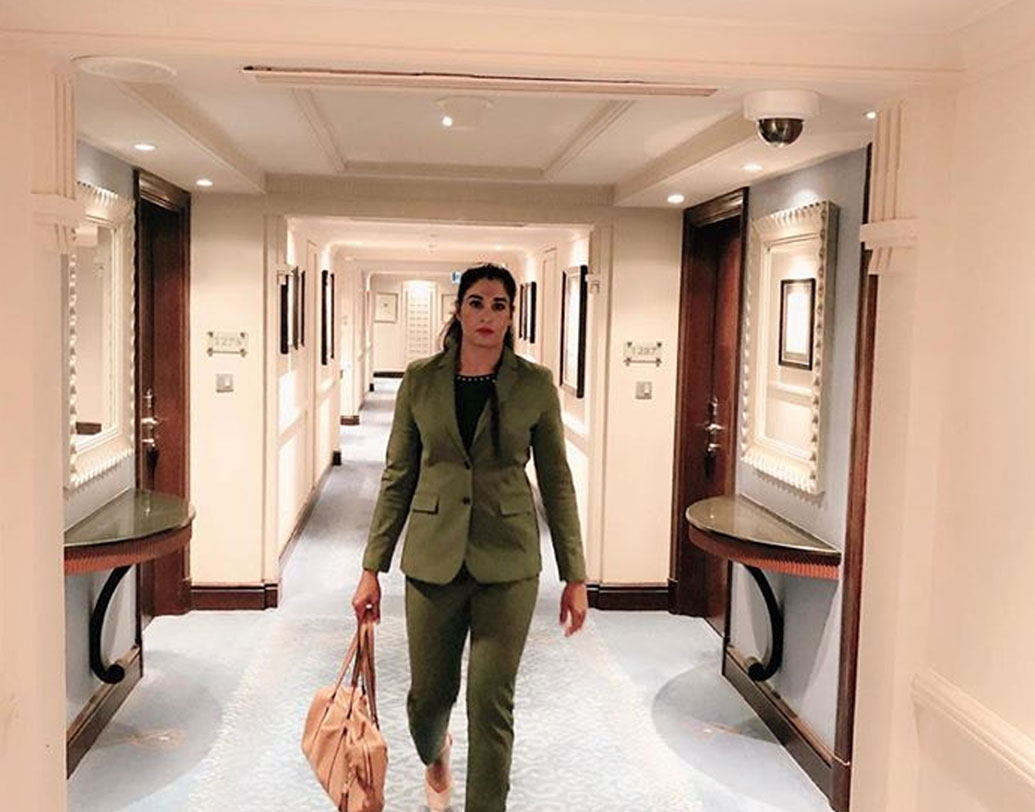 ১৯৮৬ সালে হরিয়ানার মালভিতে জন্ম কবিতার। তাঁর আসল নাম কবিতা দালাল। কিন্তু কুস্তির রিং তাঁকে কবিতা দেবী বা হার্ড কেডি (কবিতা দেবীকেই সংক্ষেপে কেডি বলা হয়) নামে চেনে।