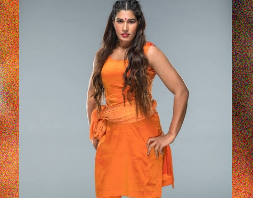 ২০১৭ সালে ভারতীয় ডব্লিউডব্লিউই কুস্তীগির হিসাবে জনপ্রিয় হয়ে ওঠেন কবিতা দেবী। সালোয়ার কামিজ পরে তিনি রিংয়ে উঠেছিলেন। তিনিই ছিলেন প্রথম কোনও মহিলা, যিনি এমন ঢিলেঢালা পোশাক পরে কুস্তি লড়েন। রিংয়ে সব সময়ই সালোয়ার কামিজ আর কোমরে শক্ত করে ওড়না বেঁধে লড়েন কবিতা। এটাই তাঁর ট্রেডমার্ক।