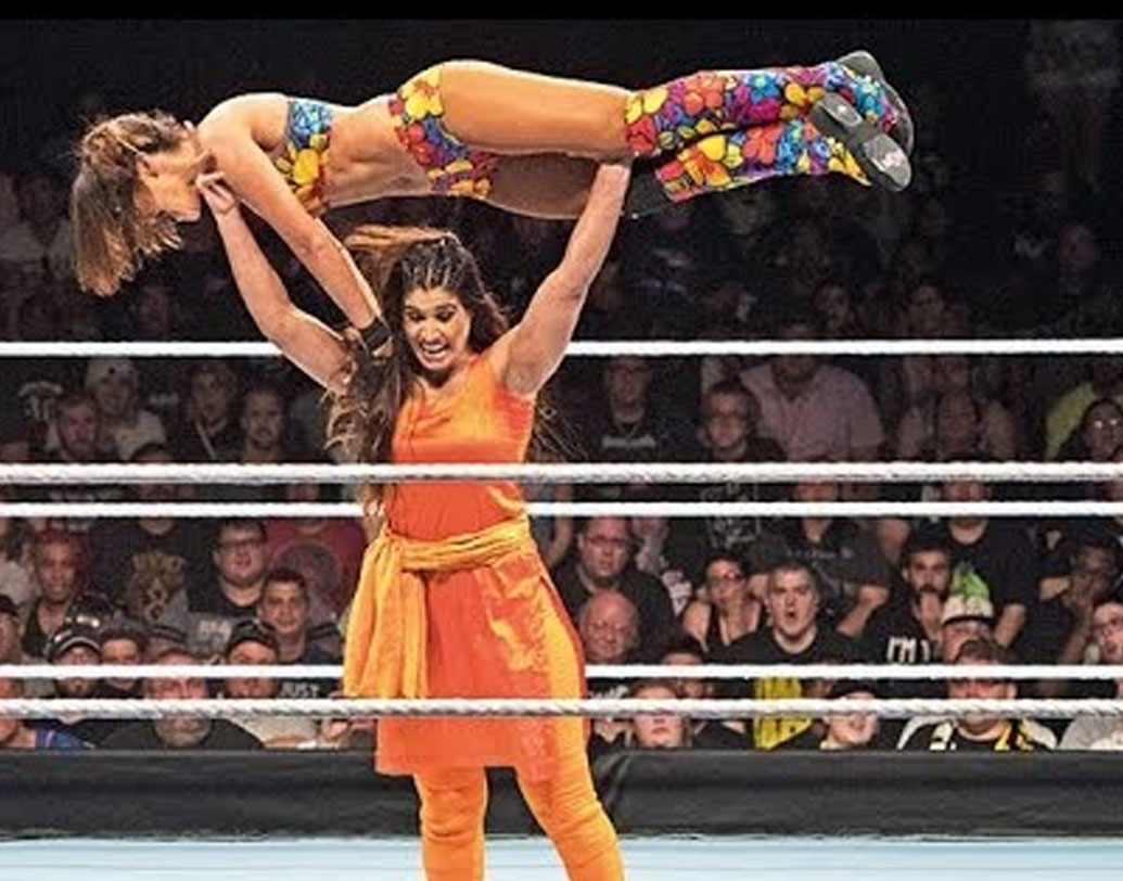 মে ইয়ং ক্লাসিক ইভেন্টে আর এক কুস্তিগীর ডাকোতা কাইয়ের সঙ্গে লড়াই ছিল কবিতার। কমলা রঙের সালোয়ার আর কোমরে জড়ানো ওড়না দেওয়া কবিতা দু’হাতে ডাকোতাকে মাথার উপরে তুলে নিয়েছিলেন। সেই ছবি রাতারাতি ছড়িয়ে পড়েছিল সোশ্যাল মিডিয়ায়।