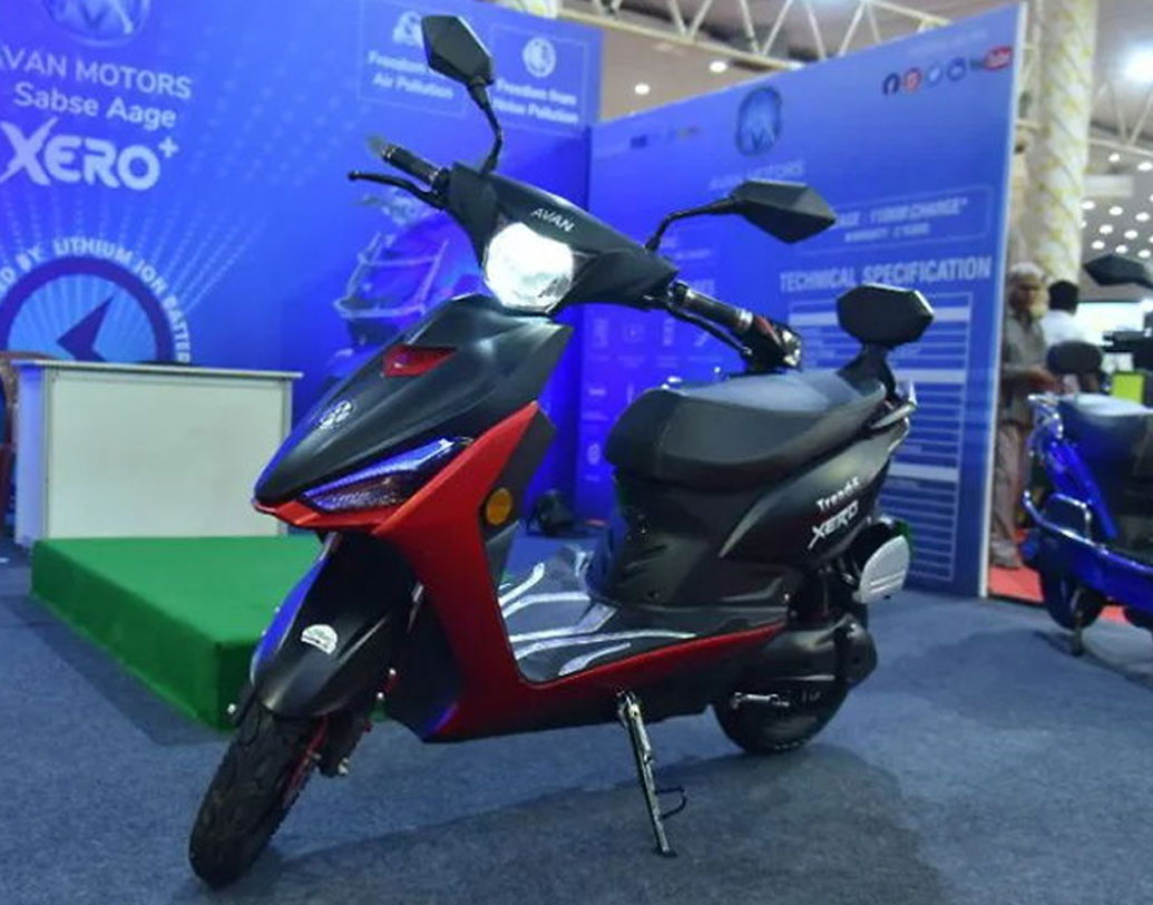 এথার ৩৪০ বা এথার ৪৫০ ই-বাইক কিনতে পারেন আপনি। মোটামুটি ১১০ সিসির স্কুটারের দাম হবে ৭০ হাজার টাকা। যার মধ্যে ইনসিওরেন্স, ট্যাক্স এবং কোনও রকম পরিষেবা পড়ছে না। যেখানে প্রায় এই দামে এথার ৩৪০ এবং এথার ৪৫০ স্কুটার আপনাকে ইনসিওরেন্স, জিএসটি এবং ন্যূনতম ইএমআই রেটে দেবে। আর প্রথম বছরের জন্য বিনামূল্যে ব্যাটারি চার্জের সুবিধা পাবেন।