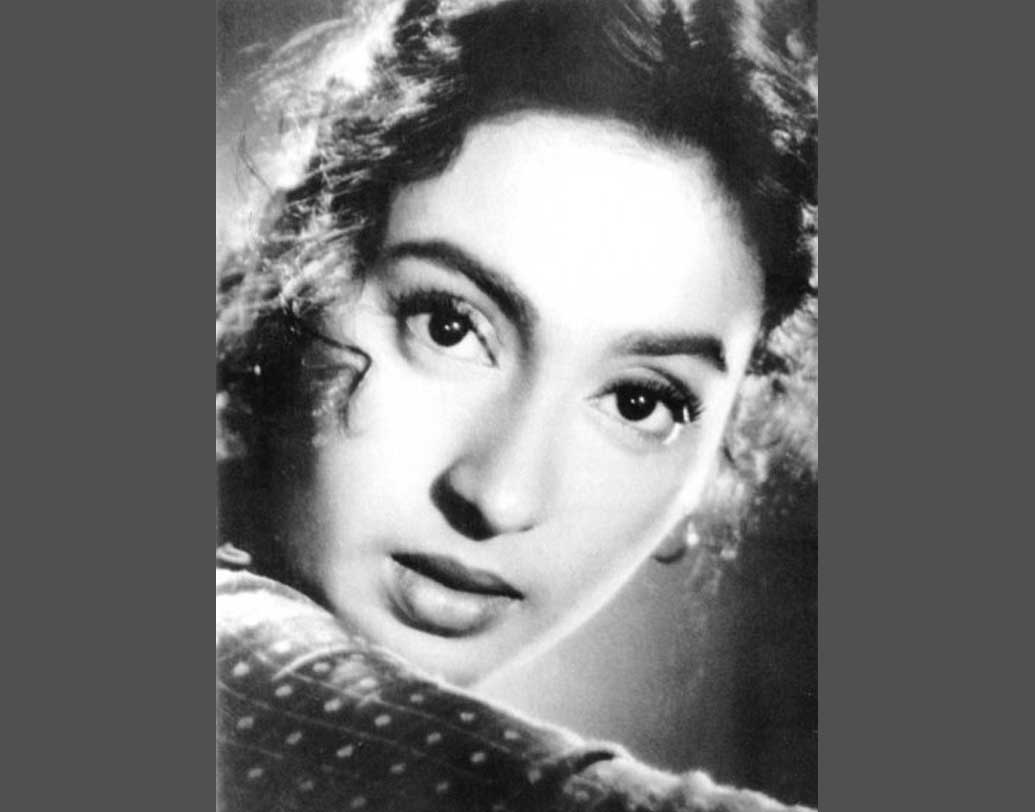 কবি-পরিচালক কুমারসেন সমর্থ এবং অভিনেত্রী শোভনা সমর্থের বড় মেয়ে নূতনের জন্ম ১৯৩৬ সালের ৪ জুন। তাঁর দুই বোন তনুজা ও চতুরা এবং ভাই জয়দীপ। তনুজাও পরে নামী অভিনেত্রী হন। জয়দীপের জন্মের আগেই কুমারসেন-শোভনার দাম্পত্য ভেঙে যায়। চার সন্তানকে নিয়ে আলাদা থাকতে শুরু করেন শোভনা।