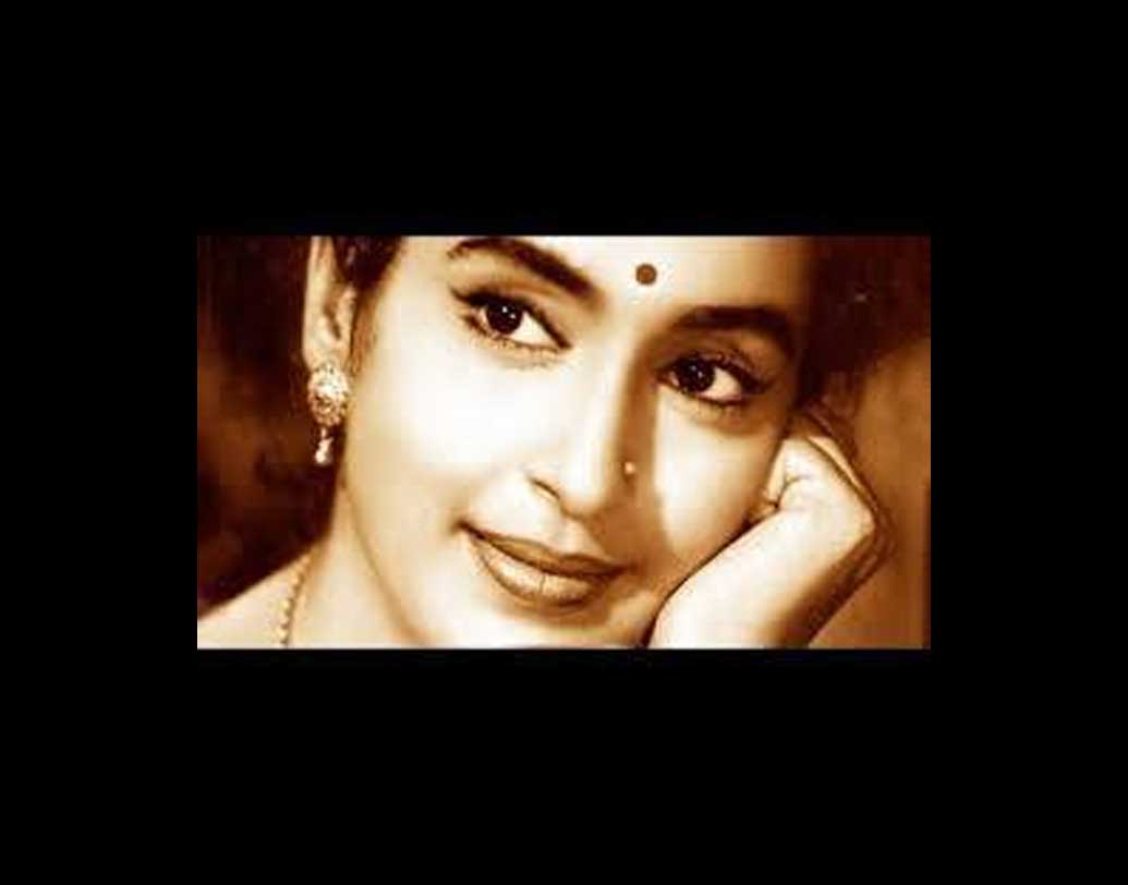 তার আগেই হয়ে গিয়েছে হিন্দি ছবিতে হাতেখড়ি। ১৯৫০ সালে তাঁর মা শোভনা সমর্থ পরিচালিত ও প্রযোজিত ‘হামারি বেটি’ ছবিতে প্রথম অভিনয় করেন চোদ্দ বছর বয়সি নূতন। নায়িকা হিসেবে তাঁর প্রথম ব্রেক ১৮৫৭ সালে, ‘সীমা’ ছবিতে। এই ছবির জন্য তিনি সেরা অভিনেত্রীর পুরস্কারও পান।