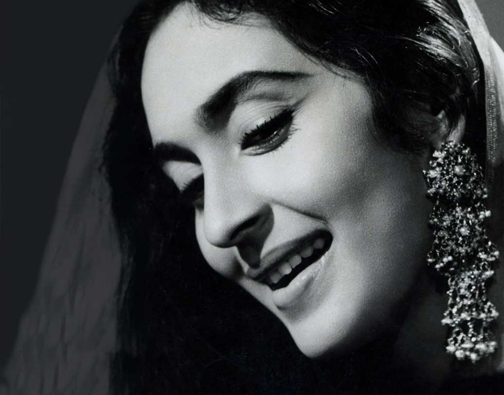 প্রায় চার দশকের কেরিয়ারে মোট ছ’বার তিনি সেরা অভিনেত্রীর পুরস্কারে সম্মানিত হয়েছে। ‘সীমা’, ‘সুজাতা’, ‘বন্দিনী’, ‘মিলন’, ‘ম্যায় তুলসি তেরে অঙ্গন কি’ ছবির জন্য সেরা অভিনেত্রী এবং ‘মেরি জঙ্গ’ ছবির জন্য সেরা সহ অভিনেত্রীর পুরস্কার পান। একটিমাত্র টেলিভিশন সিরিজ ‘মুরজিম হাজির’-এও নূতনের অভিনয় স্মরণীয়।