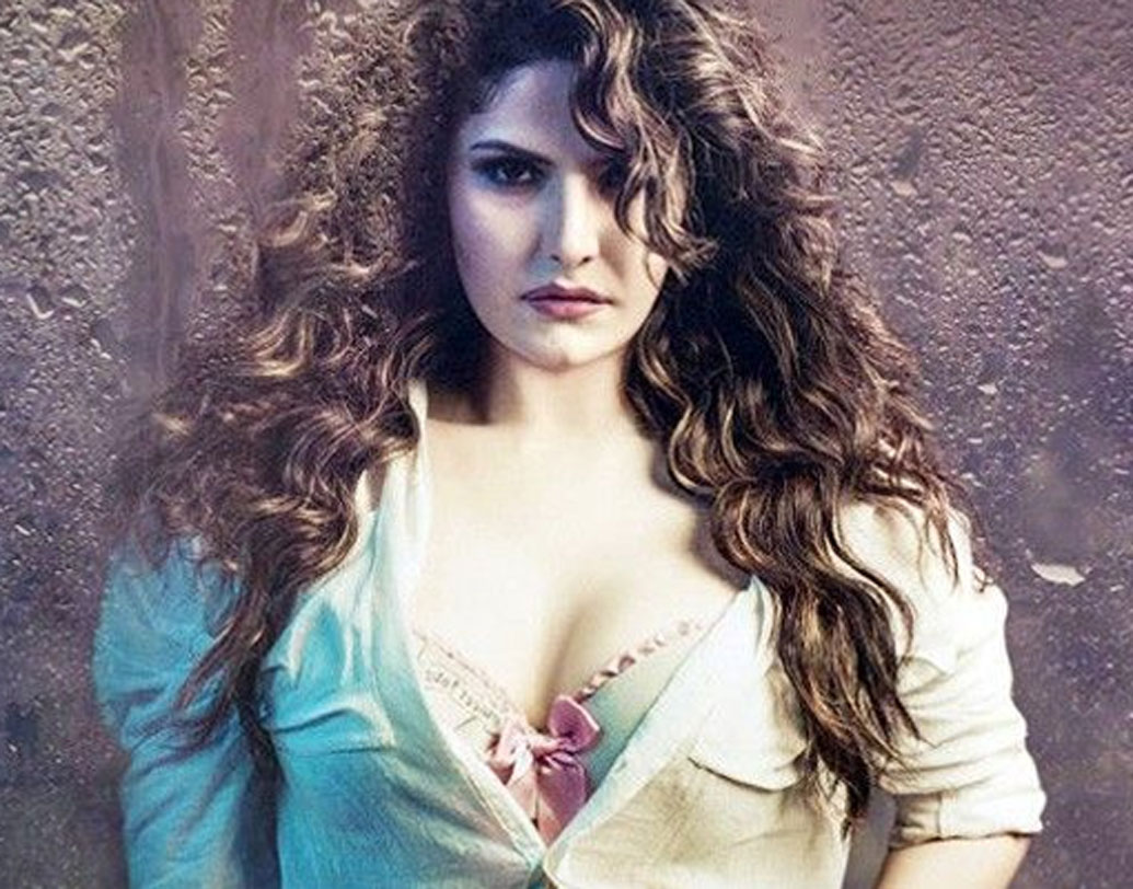 জারিন খান: বলিউড ইন্ডাস্ট্রির খুবই পরিচিত মুখ জারিন। বলিউডের পাশাপাশি পঞ্জাবি এবং তামিল ছবিতেও অভিনয় করেছেন তিনি। শোনা যাচ্ছে, আয়োজকরা চুক্তিপত্র নিয়ে তাঁর কাছে গিয়েছিলেন। তবে তিনি তাতে সই করেছেন কি না তা এখনও নিশ্চিত ভাবে জানা যায়নি।