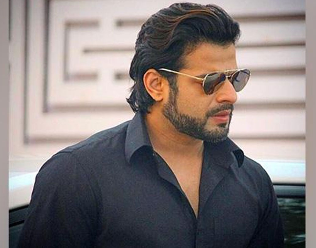 কর্ণ পটেল: ২০০০ সালে ‘কহানি ঘর ঘর কি’-তে প্রথম আত্মপ্রকাশ কর্ণের। ভীষণ জনপ্রিয় এই টেলি অভিনেতা এ বারে বিগ বসের প্রথম প্রতিযোগী। গত সিজনে তিনি অতিথি ছিলেন, বন্ধুদের দেখতে বিগ বস ঘরে ঢুকেছিলেন, এ বার তিনিই প্রতিযোগী।