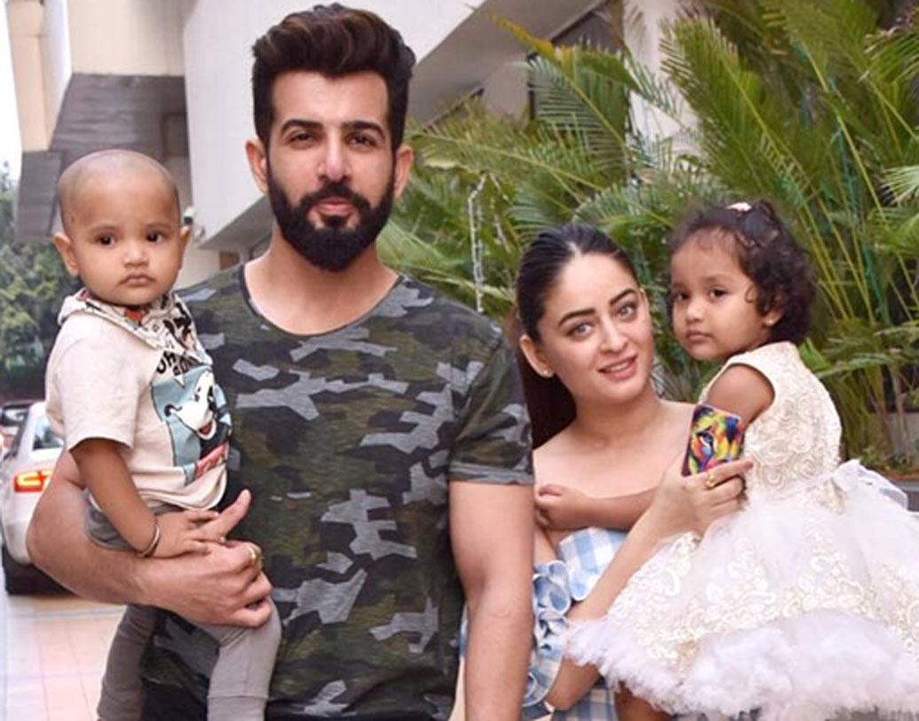 মাহি ভিজ এবং জয় ভানুশালি: বিগ বস নাকি এই হিট জুটিকেও আনছে এ বার। মাহি এবং জয় স্বামী-স্ত্রী। তাঁরা দু’জনেই টেলিভিশন অভিনেতা। ‘নাচ বলিয়ে’ শো-তেও দু’জনে একসঙ্গে অংশগ্রহণ করেছিলেন।