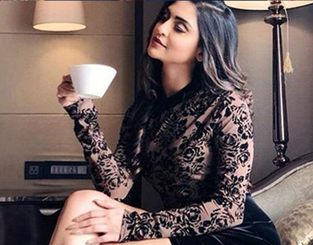 ক্রিস্টেল ডি’সুজা: ‘এক হাজারো মে মেরি বহেনা হ্যায়’-এর তারকা ক্রিস্টেলকেও এ বারে বিগ বস হাউসে দেখা যেতে পারে। মুম্বইয়ের মেয়ে ক্রিস্টেল টেলিভিশনে ভীষণই জনপ্রিয়।