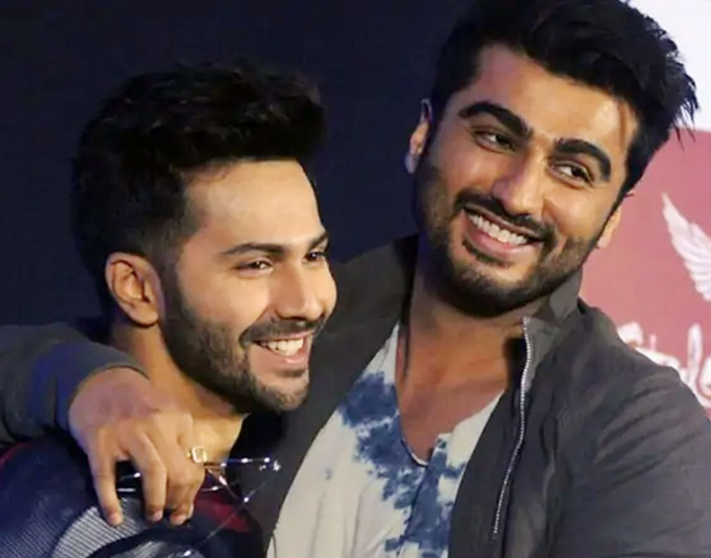 অর্জুন কপূর এবং বরুণ ধবন: এই দু’জনের বন্ধু্ত্ব ইন্ডাস্ট্রির সবাই জানেন। দু’জনে প্রায় একসঙ্গেই অভিনয়ের কেরিয়ার শুরু করেন। তাঁরা দু’জনে একই স্কুল থেকে অভিনয় শিখেছেন। একসঙ্গেই প্রচুর অডিশন দিয়েছেন, প্রচুর শো করেছেন এবং বহু অনুষ্ঠানে একসঙ্গে মঞ্চে গানও গেয়েছেন। এবার কোনও ফিল্মে একসঙ্গে তাঁদের দেখার অপেক্ষা।