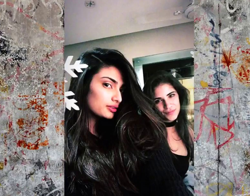 আথিয়া শেট্টি এবং কৃষ্ণা শ্রফ: জ্যাকি শ্রফের মেয়ে কৃষ্ণা শ্রফ এবং সুনীল শেট্টির মেয়ে আথিয়া শেট্টি দু’জনেই খুব ভাল বন্ধু। তাঁরা দু’জনেও একই স্কুলে একসঙ্গে পড়তেন। তাঁরা দু’জনেও আমেরিকান স্কুল অব বম্বের ছাত্রী ছিলেন।