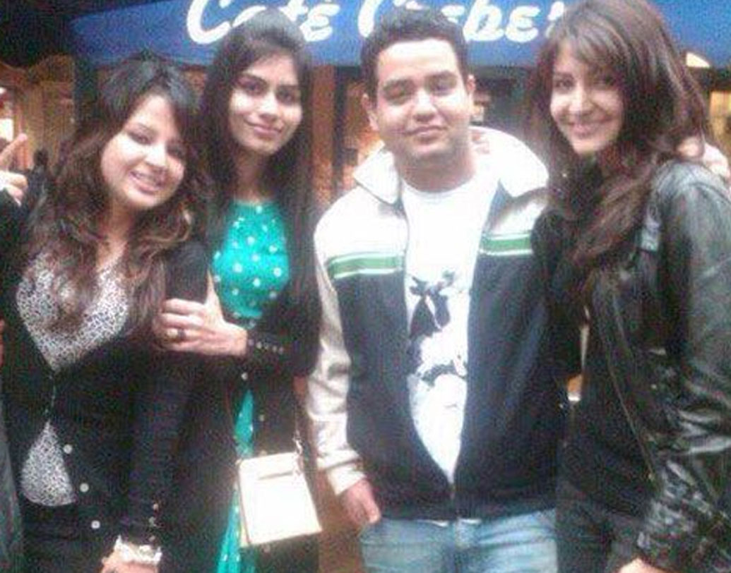 অনুষ্কার বাবা ভারতীয় সেনায় কর্মরত ছিলেন। সে কারণে অনুষ্কাকে বারবারই ঠিকানা বদলাতে হয়েছে। অনুষ্কার বাবা যখন অসমে পোস্টেড ছিলেন, তখন তাঁকে অসমের সেন্ট মেরি’জ স্কুলে ভর্তি করিয়ে দিয়েছিলেন তিনি। ধোনির স্ত্রী সাক্ষীও সেই স্কুলেরই ছাত্রী ছিলেন।