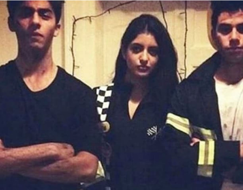 নভ্যা নভেলি নন্দা এবং আরিয়ান খান: শাহরুখ খানের বড় ছেলে আরিয়ান খান এবং শ্বেতা বচ্চনের মেয়ে নভ্যা ডেট করছেন কি না, তা নিয়ে বহুদিন ধরেই জল্পনা রয়েছে। দু’জনেই সহপাঠী। দু’জনেই লন্ডনের স্কুলে একসঙ্গে পড়াশোনা করতেন।