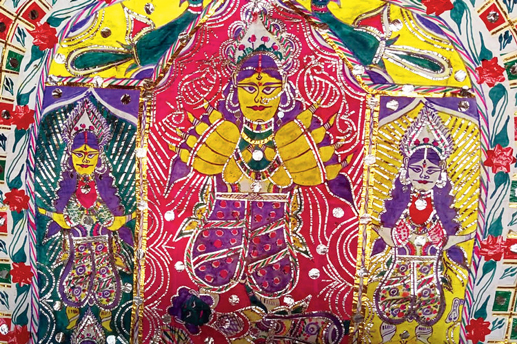 শিল্পীদের আঁকা শোলার পট-দুর্গা। (ডানদিকে) দুর্গার আরেকটি শিল্পকর্ম।  নিজস্ব চিত্র