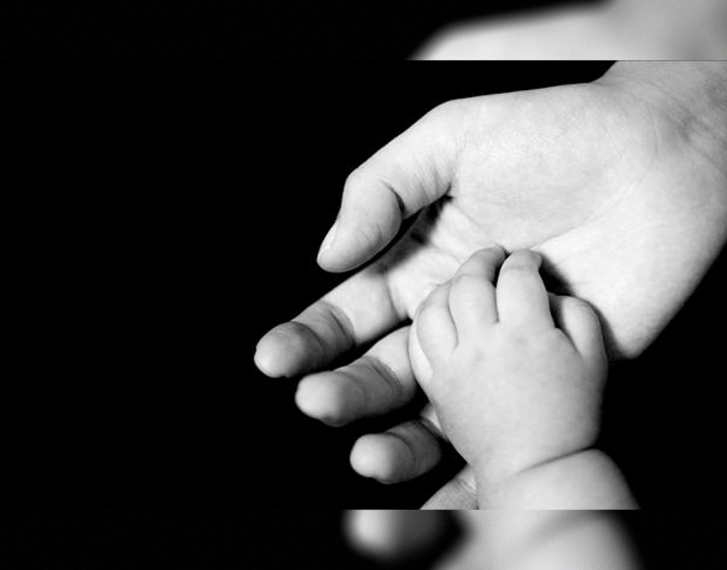 এমনও দাবি করা হয়, এই গ্রামে যে সব বাচ্চা জন্মায় শুরুতে আর পাঁচটা নবজাতকের মতোই সুস্থ-সবল হয়। কিন্তু এক সপ্তাহ যেতে না যেতেই দৃষ্টিশক্তি হারিয়ে ফেলে তারা।