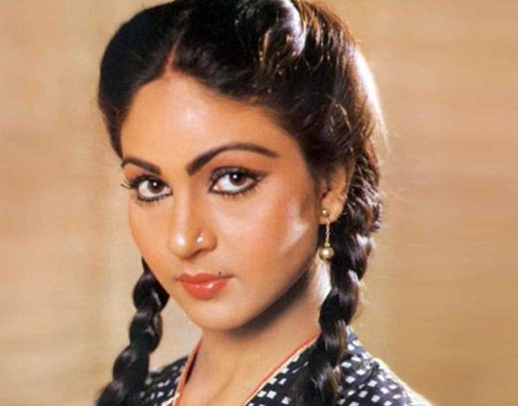 ১৯৭৯ সালে রতির প্রথম বড় পর্দায় আত্মপ্রকাশ। তামিল ছবি ‘পুথিয়া ভারপুগাল’-এ। অভিনেতা ভাগ্যরাজেরও এটা ছিল প্রথম ছবি। তিনি রতিকে সাহায্য করেছিলেন তামিল উচ্চারণ আয়ত্ত করতে। যদিও ভাগ্যরাজের নিজের কণ্ঠই ডাবিং করা হয়েছিল।