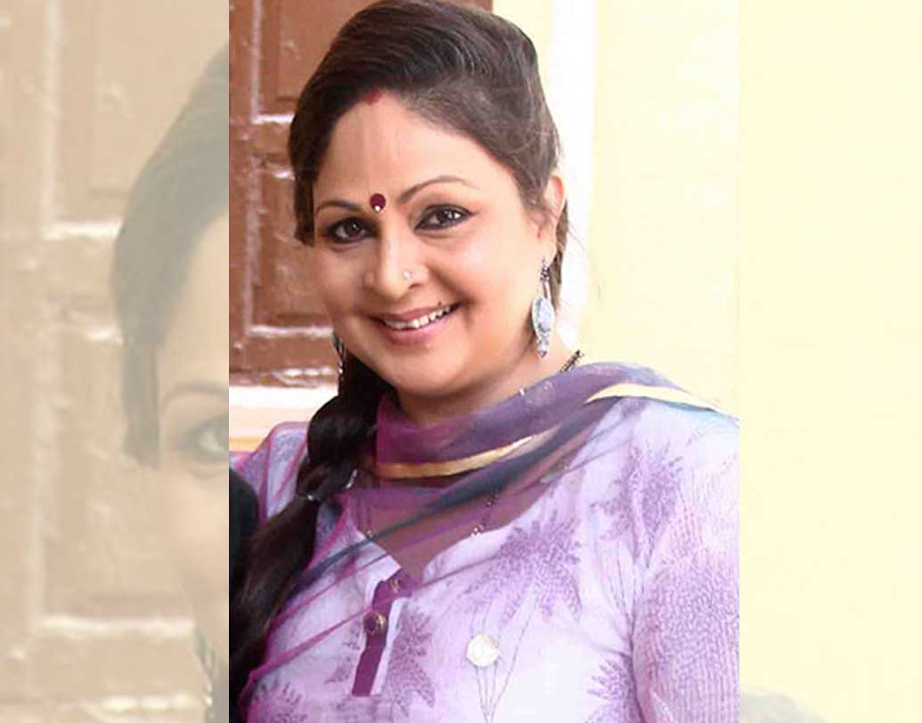 কেরিয়ারের মধ্যগগনে থাকতে থাকতেই বিয়ে। ১৯৮৫ সালে রতি বিয়ে করলেন ব্যবসায়ী ও ইঞ্জিনিয়ার অনিল ভিরওয়ানিকে। নতুন জীবনে পা রাখার পরেই আবার ব্যক্তিগত জীবনে আঘাত রতির। প্রয়াত হন তাঁর বাবা।