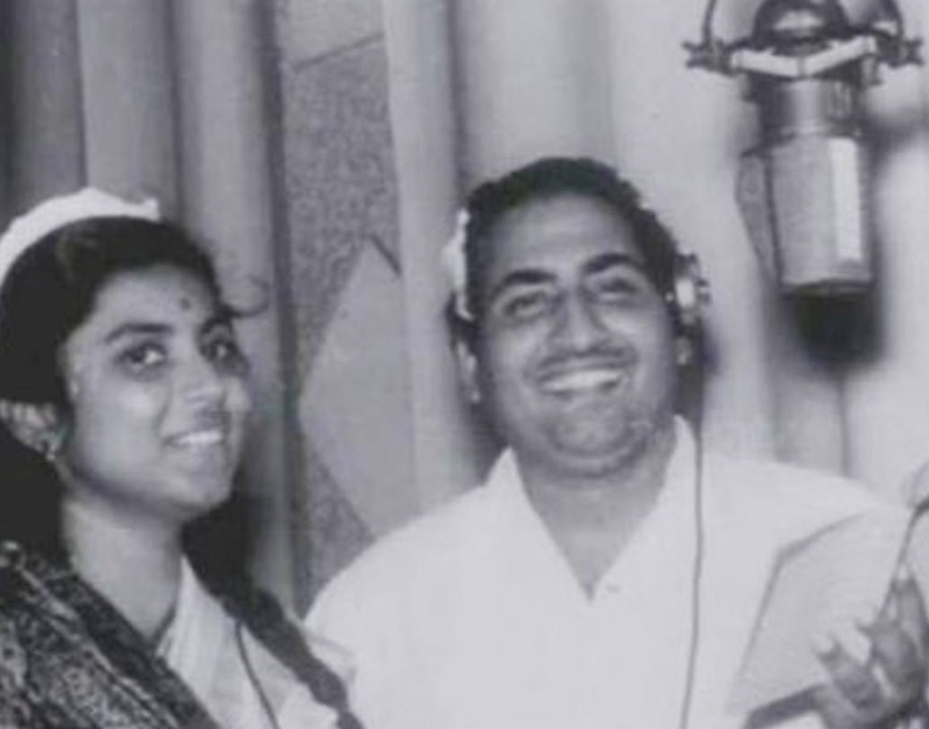 সুমনের বাবা শঙ্কর রাও হেমাডি ছিলেন আদতে কর্নাটকের মেঙ্গালুরুর সারস্বত ব্রাহ্মণ পরিবারের সন্তান। অবিভক্ত ভারতে সেন্ট্রাল ব্যাঙ্কের উচ্চপদস্থ আধিকারিক শঙ্কর দীর্ঘদিন কর্মসূত্রে ছিলেন ঢাকায়। সেখানেই ১৯৩৭ সালের ২৮ জানুয়ারি জন্ম সুমনের। পাঁচ বোন ও এক ভাইয়ের মধ্যে তিনি সবথেকে বড়। ১৯৪৩ সালে শঙ্কর হেমাডি ও তাঁর স্ত্রী সীতা চলে আসেন তৎকালীন বম্বে শহরে। সেখানেই বেড়ে ওঠা সুমনের।