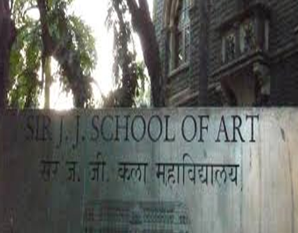 গায়িকা হওয়ার ইচ্ছে ছিল না। বরং, ছোটবেলায় ভাল লাগত ছবি আঁকতে, সেলাই করতে আর বাগানের যত্ন নিতে। আঁকার শখ বজায় ছিল জীবনের পরবর্তী পর্বেও। সেই শখের জন্যই সাবেক বম্বের সেন্ট কোলাম্বা স্কুলের পরে সুমন ভর্তি হন স্যর জেজে স্কুল অব আর্টস-এ।