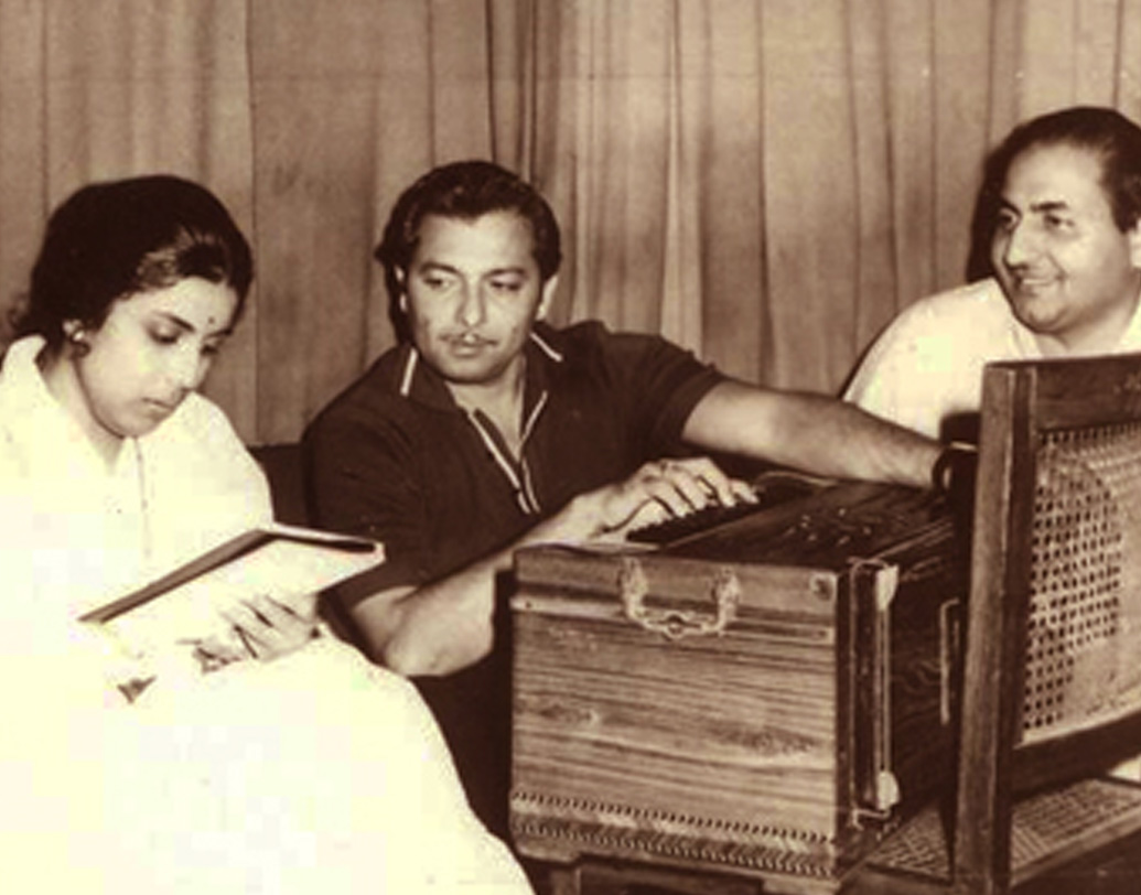 কেশবরাওয়ের পাশাপাশি উস্তাদ খান, আব্দুল রহমান খান, গুরুজি মাস্টার নবরং খানের কাছে তালিম নেন সুমন। এর মাঝেই প্রথম প্লেব্যাকের সুযোগ। ১৯৫৩ সালে, মরাঠি ছবি ‘শুকরচি চাঁদনি’-তে গান করেন সুমন। স্কুলের এক অনুষ্ঠানে সপ্তদশী সুমনের গান শুনে মুগ্ধ হন শিল্পী তালাত মামুদ ও সঙ্গীত পরিচালক মহম্মদ শফি।