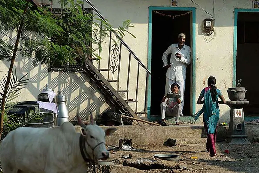 ঠিকই পড়ছেন। মহারাষ্ট্রে এমন একটা গ্রাম রয়েছে, যেখানে নির্ভয়ে জীবন কাটান মানুষেরা। এই গ্রামের কোনও বাড়িতেই দরজা লাগানো নেই। তা-ও ভিতরে টাকা-পয়সা, গয়না, দামি জিনিসপত্র চুরি যায় না!