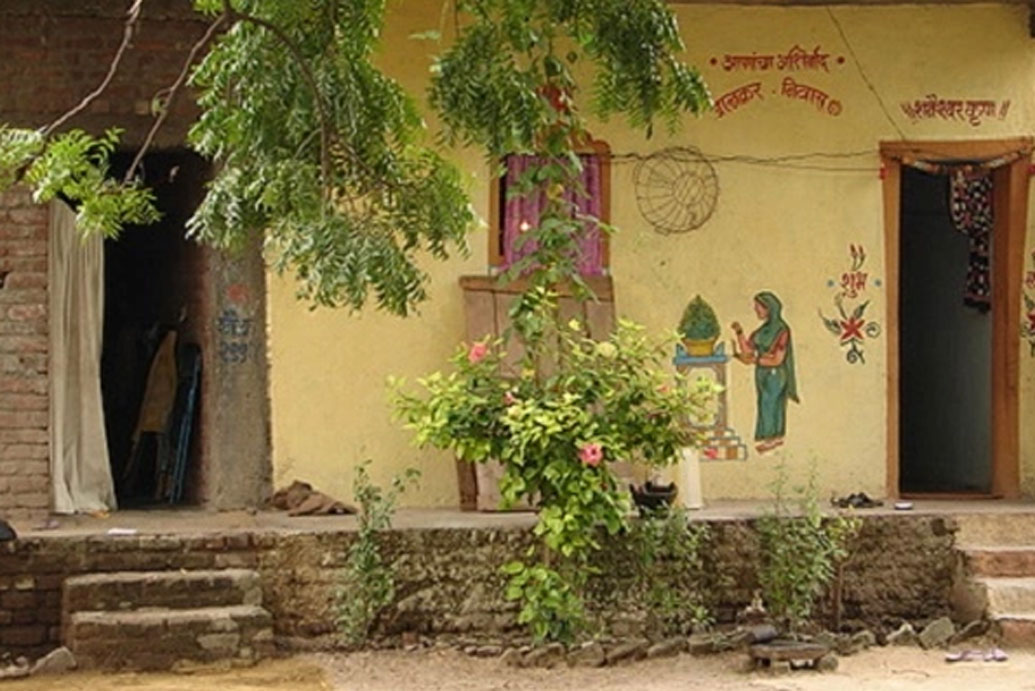 গ্রামের নাম শনি-শিঙ্গাপুর। মহারাষ্ট্রের আহমেদনগর জেলার একটি গ্রাম। এই গ্রামেরই কোনও বাড়িতে দরজা নেই। শুধু বাড়িতে কেন, এলাকার দোকানপাট, স্কুল-কলেজ, সরকারি বিল্ডিং, ব্যাঙ্ক— কোথাও কোনও দরজা নেই।