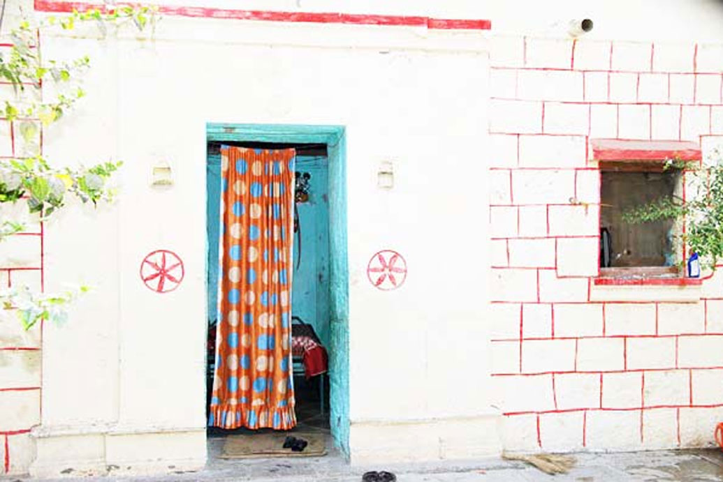 গ্রামবাসীরা শনি দেবতাকে এতটাই মানেন যে, গ্রামের পাবলিক টয়লেটেও গোপনীয়তা বজায় রাখতে কোনও দরজা লাগাননি। কোনও ক্ষেত্রে মহিলাদের জন্য কাপড়ের পর্দা লাগানো থাকে। যাঁদের পর্দা দেওয়া দেখে অন্যেরা বুঝতে পারেন ভিতরে কেউ রয়েছেন।