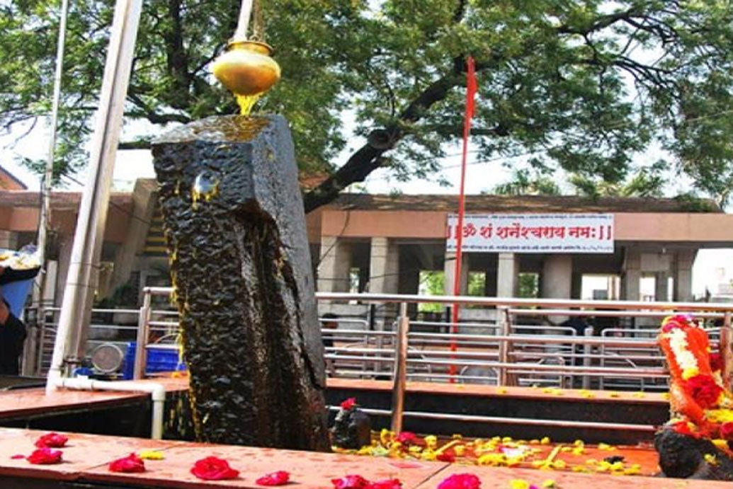 এই বিশ্বাস রাতারাতি তৈরি হয়ে গিয়েছিল গ্রামবাসীদের মনে। শোনা যায়, ৩০০ বছর আগে গ্রামের প্রান্তে পানাস্নালা নদীতে একটা কালো পাথর ভেসে এসেছিল। এক গ্রামবাসী তাতে লাঠি দিয়ে আঘাত করার পরই পাথর থেকে রক্তক্ষরণ হতে শুরু করেছিল।